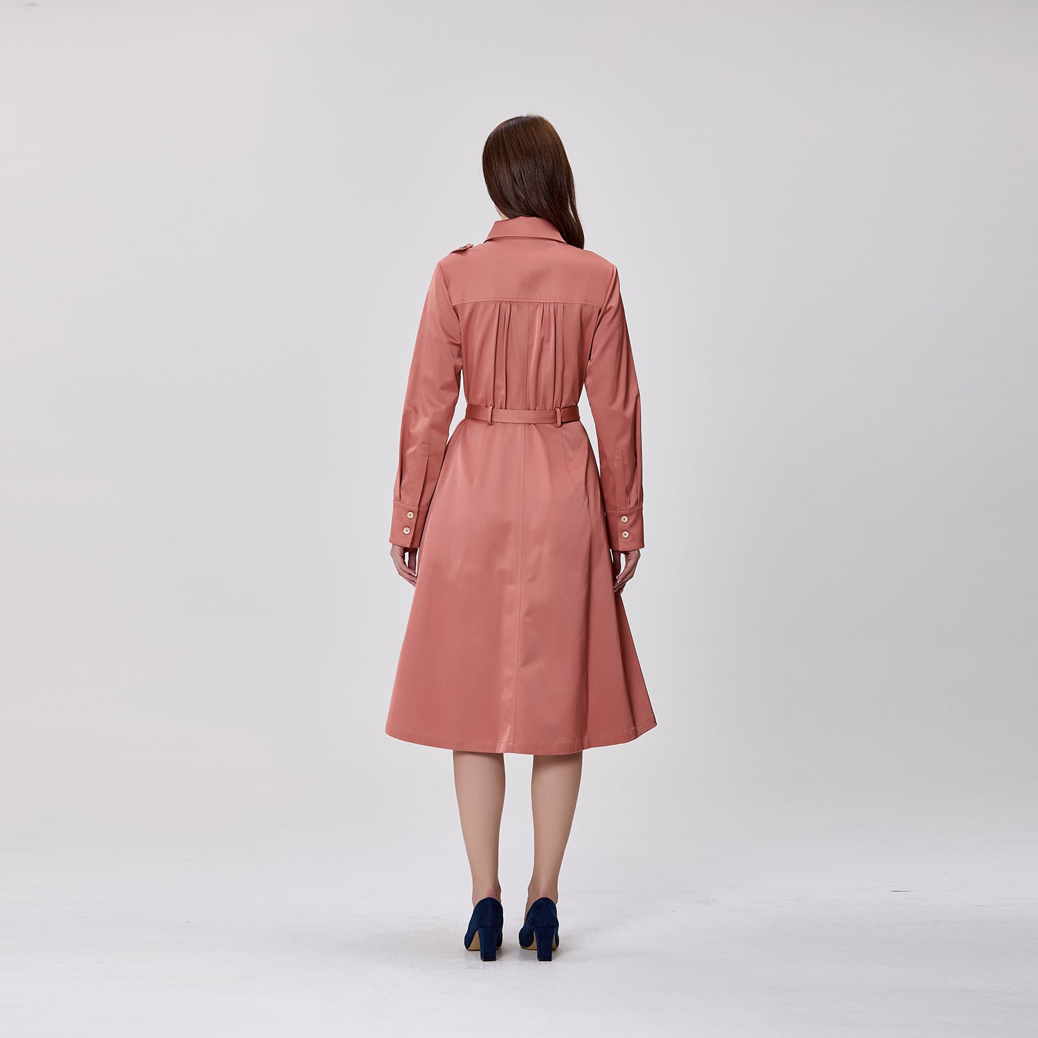 Robe chemise midi à col asymétrique ceinturée