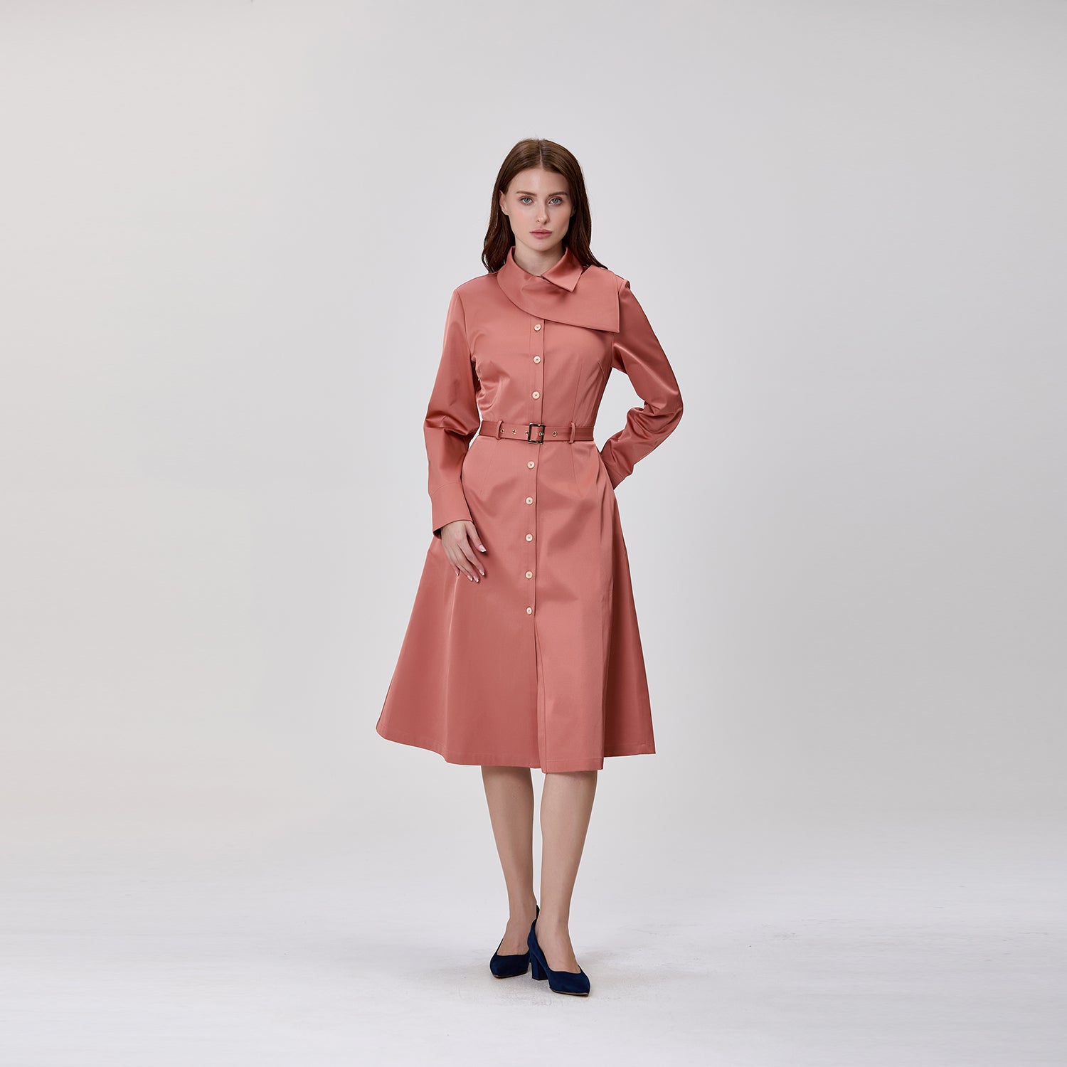 Robe chemise midi à col asymétrique ceinturée