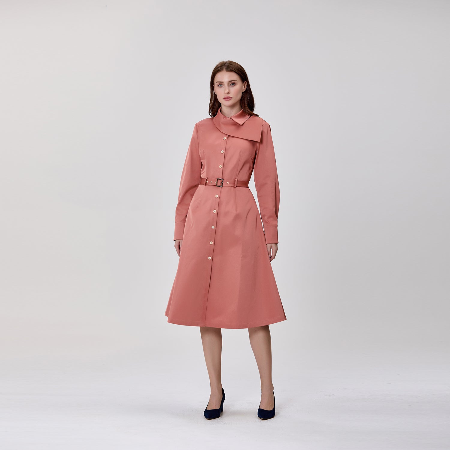 Robe chemise midi à col asymétrique ceinturée