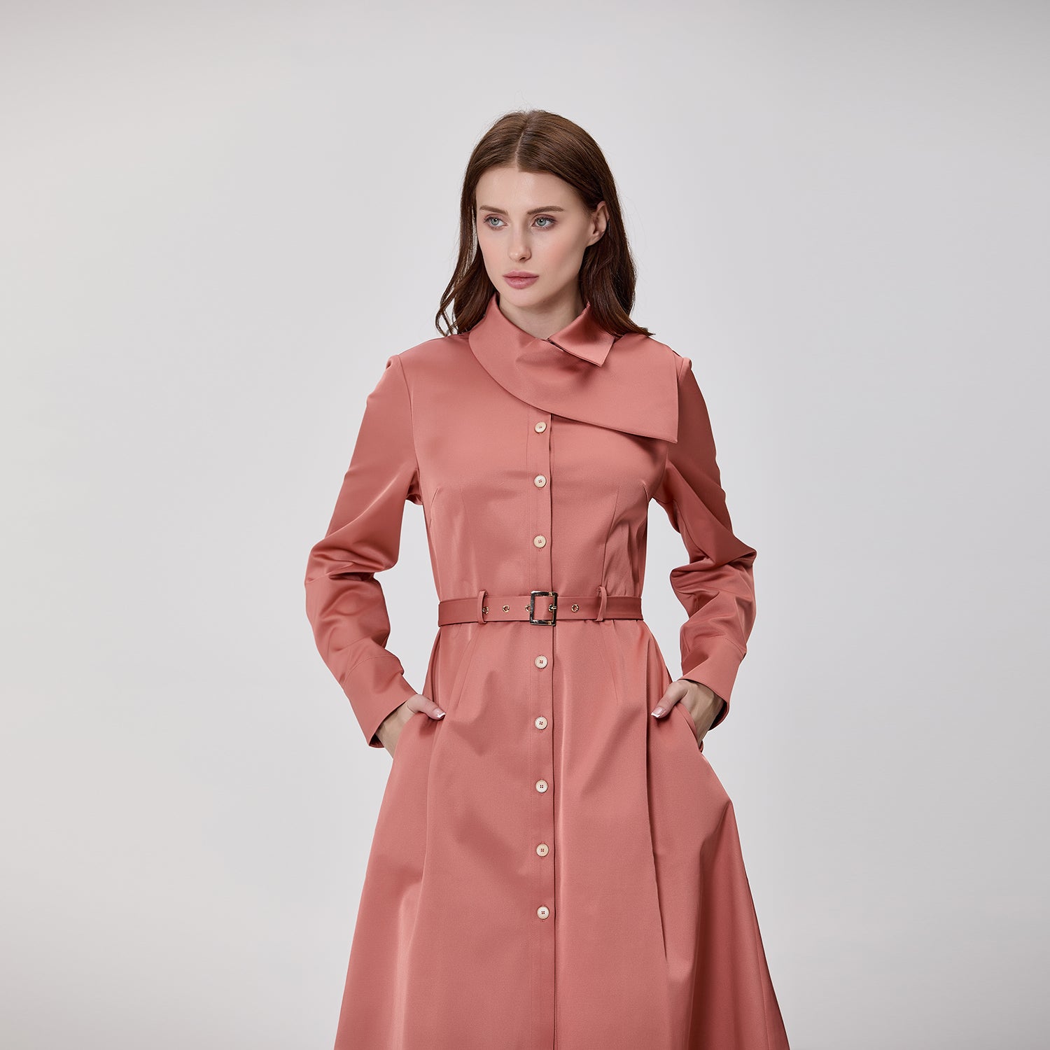 Robe chemise midi à col asymétrique ceinturée