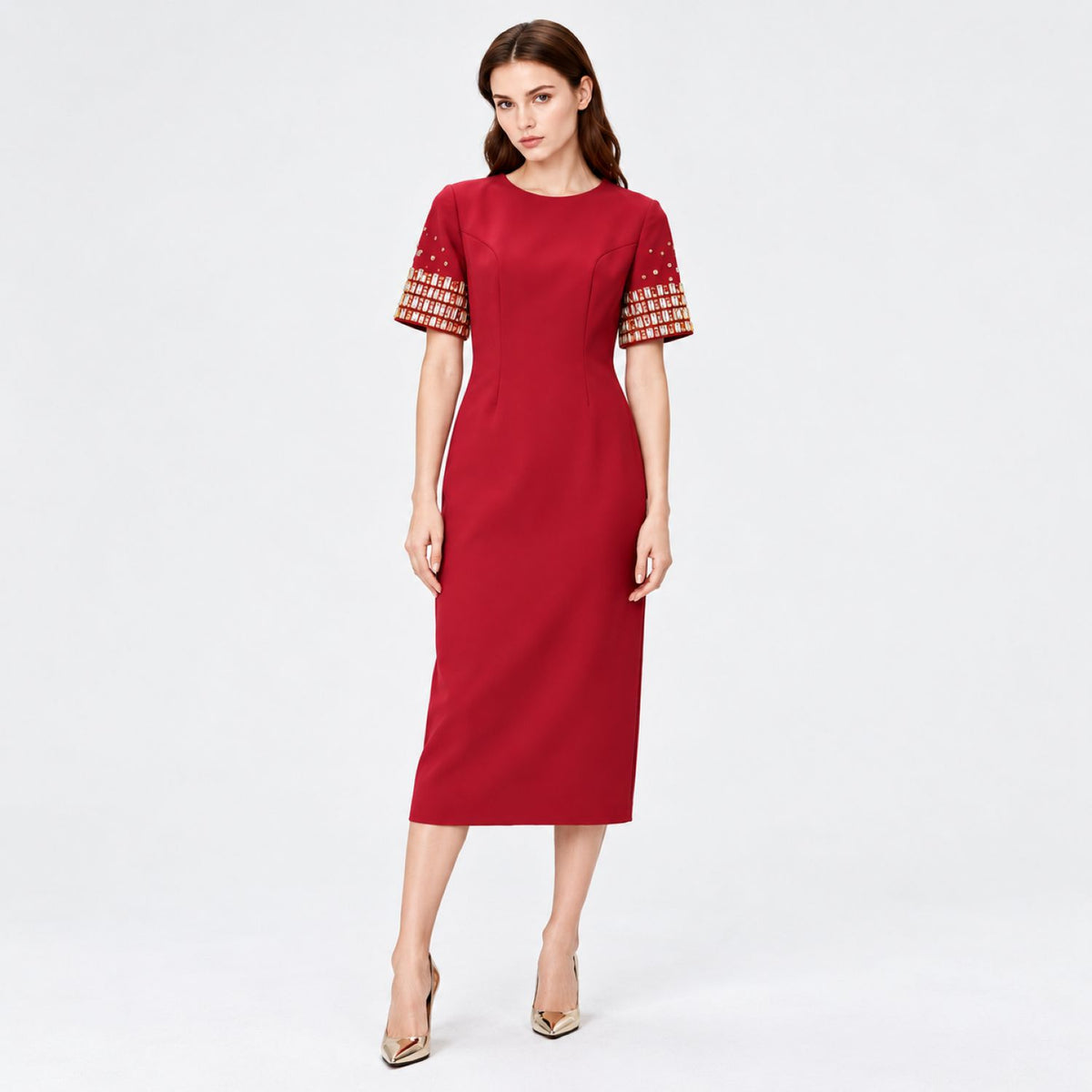 Robe courte droite à manches ornées de perles