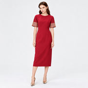 Robe courte droite à manches ornées de perles