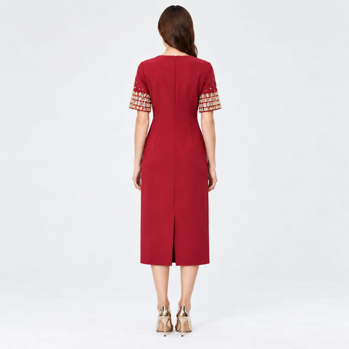 Robe courte droite à manches ornées de perles