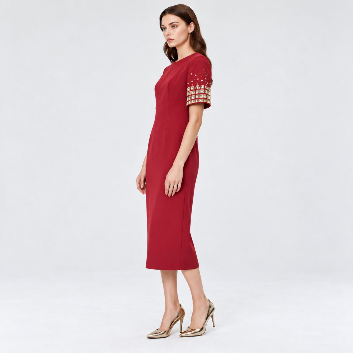 Robe courte droite à manches ornées de perles
