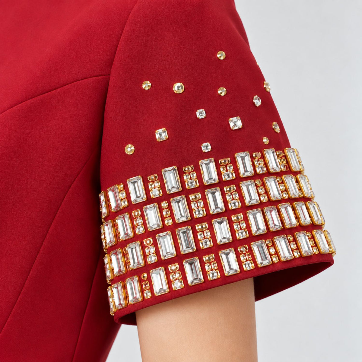 Robe courte droite à manches ornées de perles